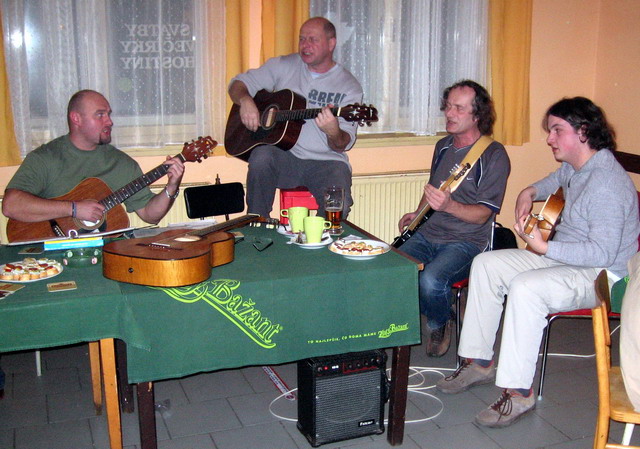 K poslechu a tanci hrajií Smetákovi kanci tn_8033.jpg